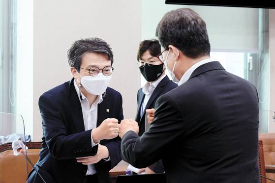18일 서울 여의도 국회에서 열린 '언론중재 및 피해구제 등에 관한 법률 일부 개정 법률안(언론중재법)' 심의를 위한 문화체육관광위원회 안건조정위원회에서 비교섭단체 조정위원으로 선임된 김의겸 열린민주당 의원이 이달곤 위원장과 인사하고 있다. 뉴스1