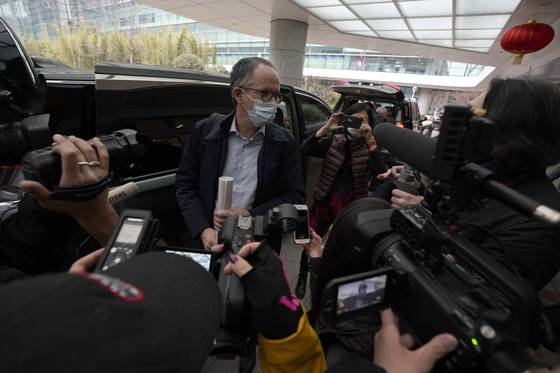 피터 벤 엠바렉 세계보건기구(WHO) 코로나19 바이러스 기원 조사 팀장이 지난 2월 10일 우한에서의 코로나19 기원 조사를 마친 뒤 우한을 떠나기 위해 공항에 도착하는 모습. [AP=연합뉴스]