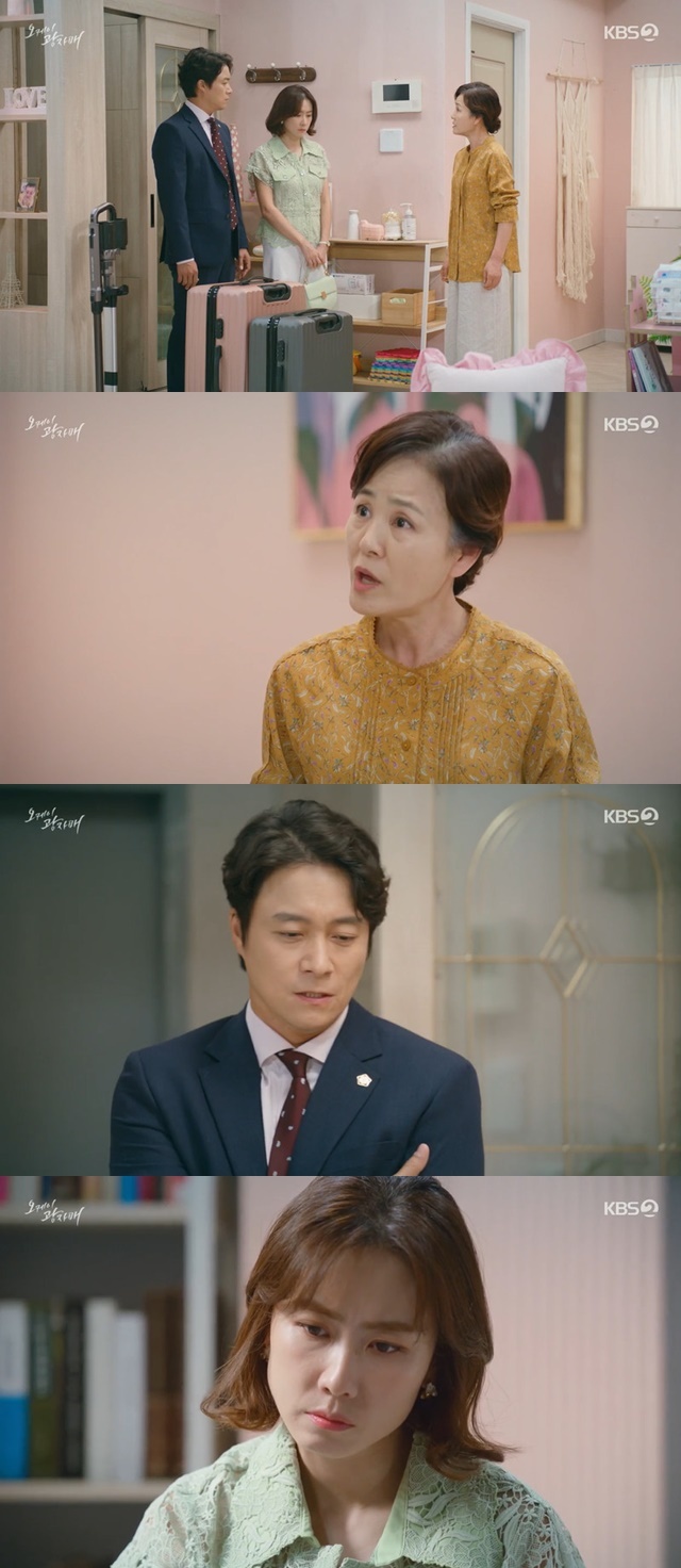 Lee Sang-suk tried to throw out the son Choi Dae-chul Hong Eun Hee couple.In the 42nd KBS 2TV weekend drama OK Photo Sister (playplay by Moon Young-nam/directed Lee Jin-seo), which aired on August 21, Ji Pung-nyeon (Lee Sang-sook) was angry with the couple of son Bae and Bae, and Lee gang-nam (Hong Eun Hee).While Lee gwang-nam was taking a test tube and resting at the motel, the bowel was excused to his mother, and the windbreaker was angry and reluctantly returned home.But the windbreaker packed the luggage of the son bowels and said, You go without a phone call.So go out and have fun with you. Dont be sorry, said Bae.I do not like his body, he said. If you come to play, why do not you fly around? Why do not you feel bad? And told Lee gang-nam, You were on duty.Well come out and eat, he said.