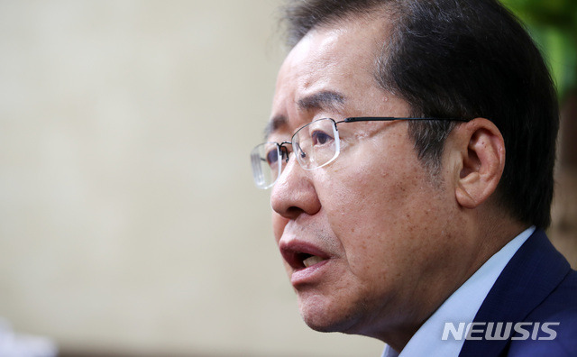 [서울=뉴시스] 전신 기자 = 국민의힘 대권주자인 홍준표 의원이 지난 7월 19일 서울 여의도 한 사무실에서 인터뷰를 하고 있다. 2021.07.20. photo1006@newsis.com