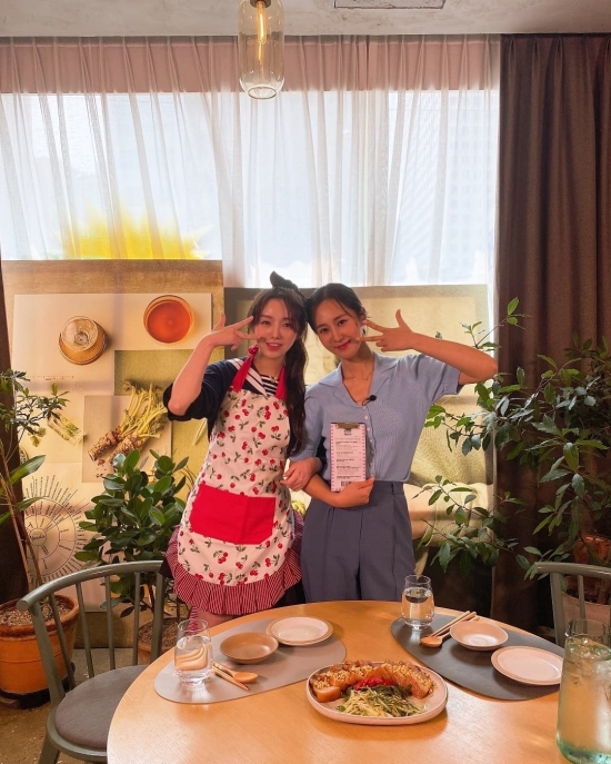 On the 21st, Lovelyz Kei (Kei) posted a number of photos on his Instagram with an article entitled Shooting with a longing senior # Kwon Yuri Hantv # Kwon Yuri Han Table.In the photo, Kei is taking various poses.Especially Girls Generation Kwon Yuri and Lovelyz Keis warm two-shot attracted netizens attention.On the other hand, Lovelyz Kei appeared on YouTube content Kwon Yuri Han Table 2 conducted by Girls Generation Kwon Yuri.The content that Lovelyz Kei appeared on the 21st was [Kwon Yuri Table 2] EP.7-1 We were deeply in love with the five-colored meat we loved at that time.Photo = Lovelyz Kei Instagram