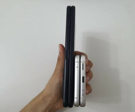 (좌)갤럭시Z폴드3, 갤럭시Z플립3 두께 비교. (사진=지디넷코리아)