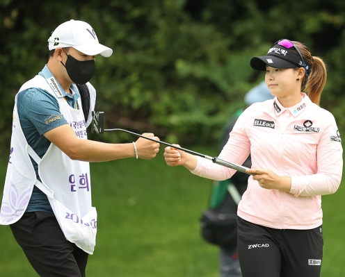 2021년 한국여자프로골프(KLPGA) 투어 국민쉼터 하이원리조트 여자오픈 대회 우승을 차지한 임희정 프로가 최종라운드에서 경기하는 모습이다. 사진제공=KLPGA