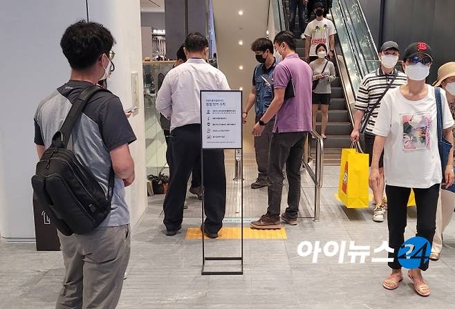 20일 개점 첫날 롯데백화점 동탄점 1층 에스컬레이터가 고장 나 고객들이 다른 통로를 찾는 등 혼란을 겪었다. [사진=김태헌 기자]