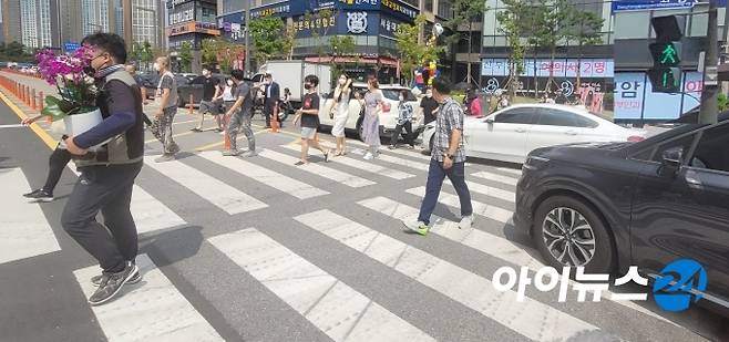 20일 개점한 롯데백화점 동탄점 앞 횡단보도를 차량들이 꼬리물기로 침범해 시민들의 안전을 위협하고 있다. 오른쪽 상단의 신호등은 편집 후 확대했다.