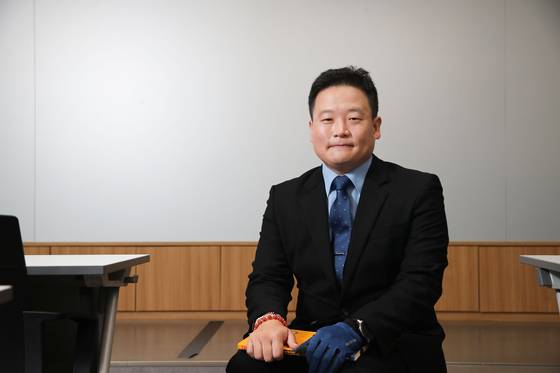 김경태씨는 “경북대학교병원 신경과 이종목 교수님이랑 대구 달서구 상인동에 있는 한 정신건강의학과 장병구 원장님에게 진심으로 감사를 표한다”고 거듭 강조했다. 그가 들고 있는 건 공인중개사 시험을 공부했을 때 썼던 교재. 우상조 기자