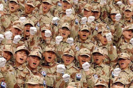 2003년 3월 아프가니스탄 파병을 위한 건설공병대(다산부대)와 의료지원단(동의부대) 3진 환송식에서 장병들이 파이팅을 외치고 있다. 중앙포토