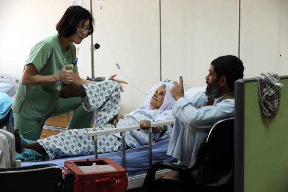 2014년 6월 아프간 바그람기지 한국병원에서 의료진이 현지주민에게 물리치료를 하고 있다. 공동취재단