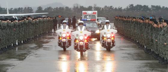폭탄테러로 사망한 다산부대 소속 故 윤장호 하사 영현이 한국에 도착하고 있다. 중앙포토