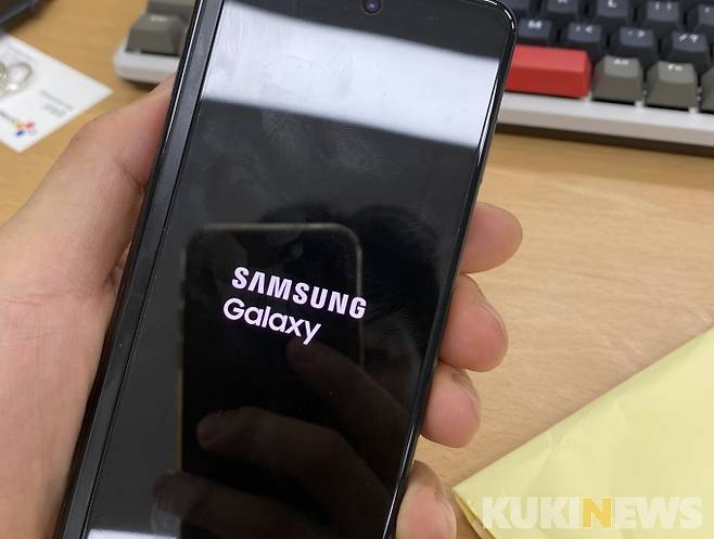 아이폰만 7년째 쓰고 있는 ‘앱등이’가 삼성전자 폴더플폰 신작 ‘Z폴드3’를 사용해봤습니다.&nbsp;