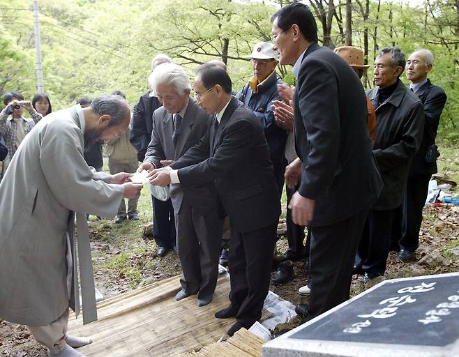2004년 4월 ‘마지막 빨치산’ 정순덕 묘비 제막식에 참석한 사람들. ⓒ연합뉴스