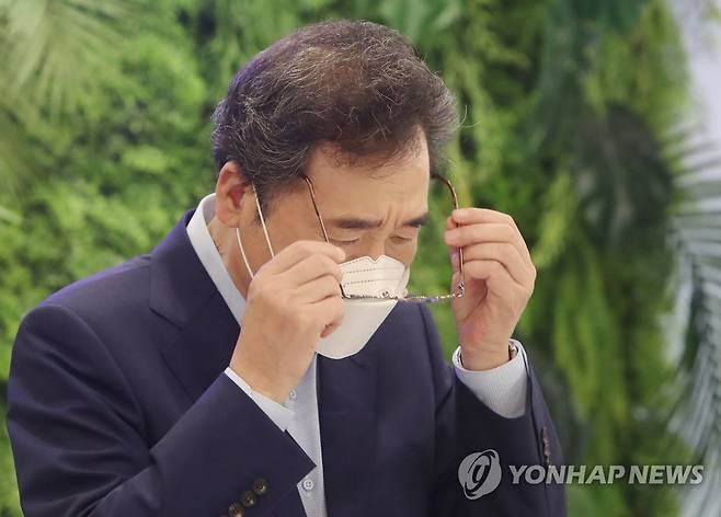 안경 쓰는 이낙연 더불어민주당 이낙연 대선 경선 후보가 지난 8월 20일 오후 경기도 안산시 중소기업연수원에서 열린 청년 창업인 간담회에서 안경을 쓰고 있다. [연합뉴스 자료사진]