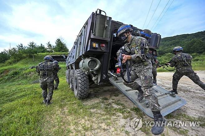 전투 훈련 돌입하는 육군 장병 (서울=연합뉴스) 육군 최초로 여단급 부대가 서로 교전하는 '훈련부대 간 KCTC 쌍방훈련'이 지난 21일부터 육군과학화전투훈련단에서 진행되고 있다.
    사진은 지난 19일 열린 훈련 준비 및 예행 연습에서 장갑차 하차 후 전투 돌입하는 3사단 혜산진여단 전투단 소속 장병. 2021.8.22 
    [육군 제공. 재판매 및 DB 금지] photo@yna.co.kr