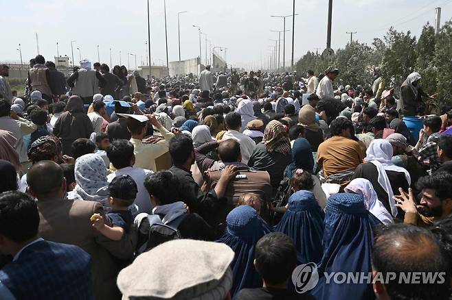 카불 공항에 연일 몰려드는 아프간인들 (카불 AFP=연합뉴스) 아프가니스탄 카불의 국제공항 주변 도로에 20일(현지시간) 국외 탈출을 희망하는 민간인들이 대거 몰려들고 있다. jsmoon@yna.co.kr