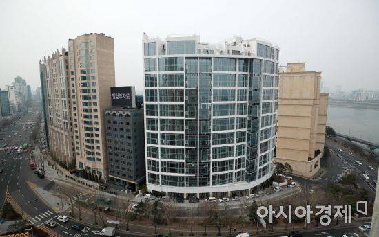 15일 전국에서 가장 비싼 아파트로 집계된 서울 강남구 '더펜트하우스청담' 전경. 이날 국토교통부에 따르면 더펜트하우스청담(407.71㎡)은 올해 공시가격이 163억2천만원으로 평가돼 전국 공동주택 중 가장 비싼 주택으로 등극했다. 평당가로 계산하면 1억3천200만원이다./김현민 기자 kimhyun81@