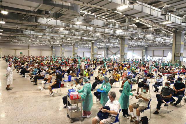 대만 타이베이의 전시장에 마련된 대규모 코로나19 백신 접종소에서 지난달 14일 주민들이 모더나 백신을 맞기 위해 차례를 기다리고 있다. 타이베이=로이터 연합뉴스