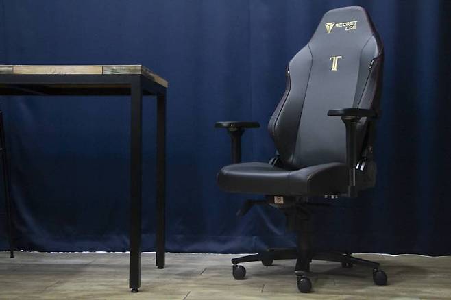 누가 앉더라도 10~30만 원대 게이밍 체어와는 다르다는 느낌을 곧바로 느낄 정도다. 출처=IT동아