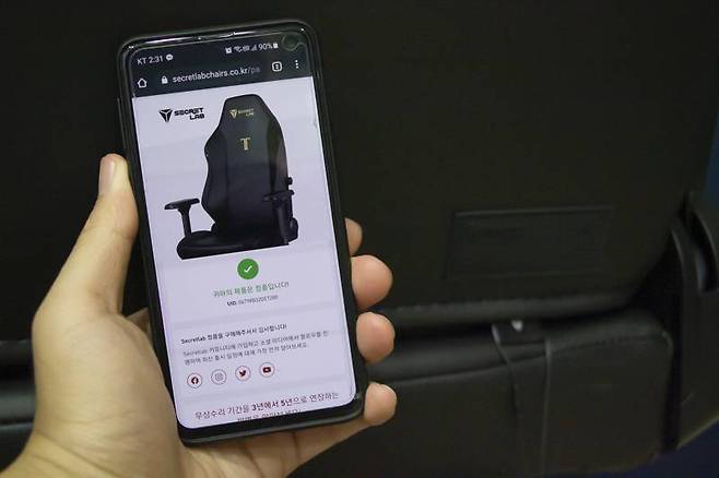 후면부 우측 아래에 있는 NFC 태그를 활용해 정품 인증 및 무상 수리 여부 등을 확인할 수 있다. 출처=IT동아