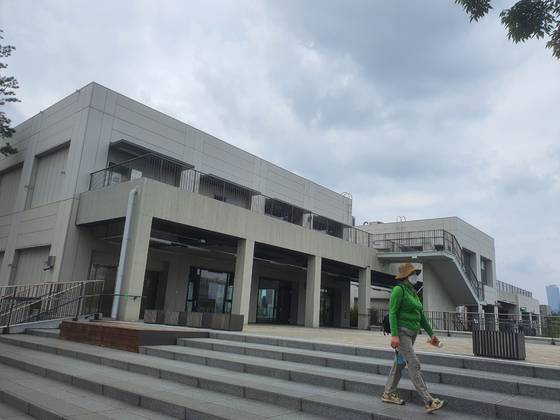 서울시 용산구 이촌동에 위치한 노들섬. 노들섬은 회색 상자형 건물로 '교도소'라는 별명이 붙었다. 박사라 기자.