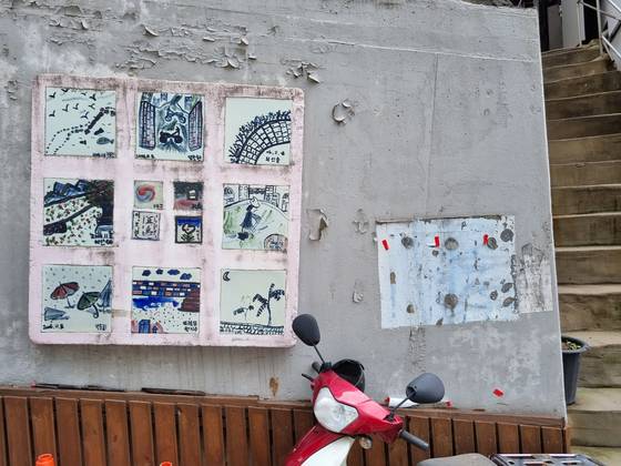 18일 낮 12시 서울 종로구 이화동 벽화마을에는 훼손되고 빛 바랜 벽화를 여럿 볼 수 있었다. 윤정주 인턴기자