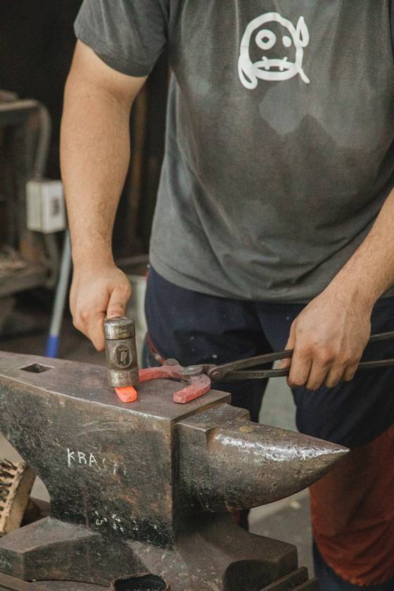 장제사는 말 편자 제작과 착용은 물론 말굽의 건강까지 책임지는 직업이다.