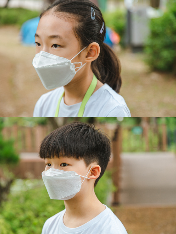 서울대공원 동물원 부근 숲에서 여러 나무의 종류별 특징을 알아본 전지윤(맨 위) 학생기자와 김휘윤 학생모델.