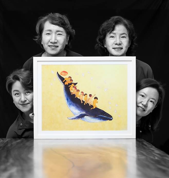 평균 30점 이상씩 55군데 보육원에 기증했지만, 아직 기증을 해야할 보육원이 더 많다는 그들, 먹이고 재우는 것만 복지가 아니라 예술도 복지라고 주장합니다. (왼쪽 아래부터 시계방향으로 임지영 유은희 김명자 차성혁) 김경록 기자