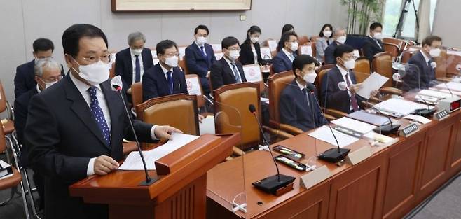 [서울=뉴시스] 최동준 기자 = 유영민 청와대 비서실장이 23일 서울 여의도 국회에서 열린 운영위원회 전체회의에서 업무보고를 하고 있다. (공동취재사진) 2021.08.23. photo@newsis.com