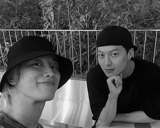 Actor Kim WAN reveals friendship with Jang Ki-yongOn the 23rd, Kim WAN posted a picture on his Instagram with an article entitled I will miss you healthy.The black and white photos released showed Kim WAN and Jang Ki-yong, who showed warm visuals; the two are smiling as they stare at the camera.Jang Ki-yong began his military service as an active member on the morning of the day.Jang Ki-yong and Kim WAN have been together in the cable channel tvN drama Gang Falling Together which last month ended.The netizens who saw this responded such as This combination is crazy and We will want to see it.