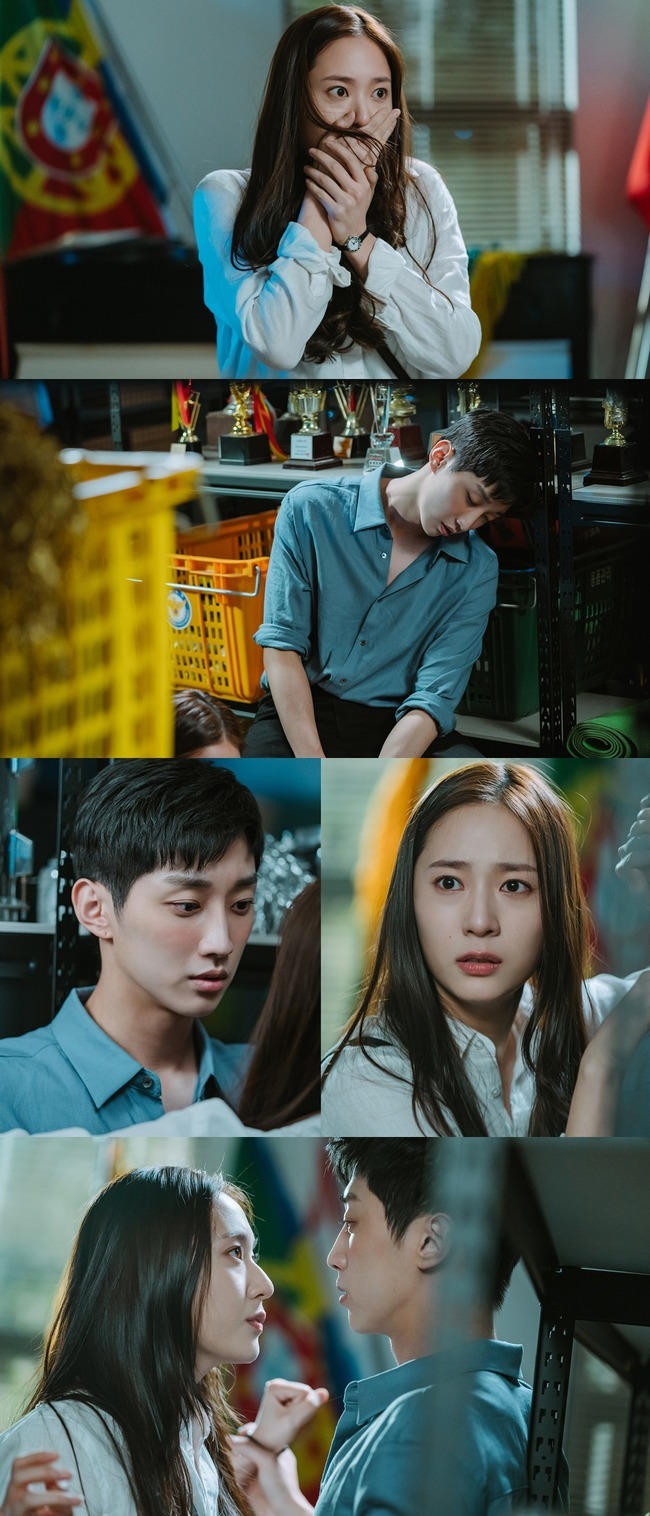 Jinyoung and Jung Soo-jung are thrilled with the rapid progress.In the 5th episode of KBS 2TVs monthly drama Police Class (director Yoo Kwan-mo / playwright Min-jeong / production logos film), which airs at 9:30 pm on August 23, Kang Sun-ho and Jung Soo-jung (Boon) raise the animosity index with unpredictable romance.Kang Sun-ho and Oh Kang-hee, who passed the police university side by side, sincerely supported their opponents, helped each other, and continued their straight forward thumb.However, Park Min-gyu (Choo Young-woo), a rival of love, appeared among those who are narrowing the distance, and a complicated triangular relationship was predicted.On the 23rd, Police Class side revealed the steel of Kang Sun-ho and Oh Kang-hee in trouble in the warehouse.Unlike Oh Kang-hee, who is surprised and covered his mouth, drunk Kang Sun-ho is asleep with red cheeks.Oh Kang-hee, who is so nervous, blocks the mouth of Kang Sun-ho, who has been in his mind, and creates an urgent atmosphere.Then, the two people are in close contact with each other because of the Kang Sun-ho who grabbed Oh Kang-hees arms. The tremors are felt in the eyes of each other in the distance that seems to reach.I am looking forward to the broadcast to see what happened to them and whether the relationship between the two can progress rapidly in a crisis that causes sweat.