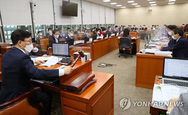 '수술실 CCTV 설치법' 복지위 통과 (서울=연합뉴스) 진성철 기자 = 김민석 국회 보건복지위원장이 23일 서울 여의도 국회 보건복지위원회 전체회의에서 '수술실 CCTV 설치'와 관련한 의료법 일부개정안들을 가결하고 있다.  2021.8.23 zjin@yna.co.kr