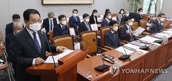 운영위 출석한 유영민 대통령 비서실장 (서울=연합뉴스) 안정원 기자 = 유영민 대통령 비서실장이 23일 서울 여의도 국회에서 열린 운영위원회 전체회의에서 청와대 수석비서관 등을 소개하고 있다. 2021.8.23 jeong@yna.co.kr