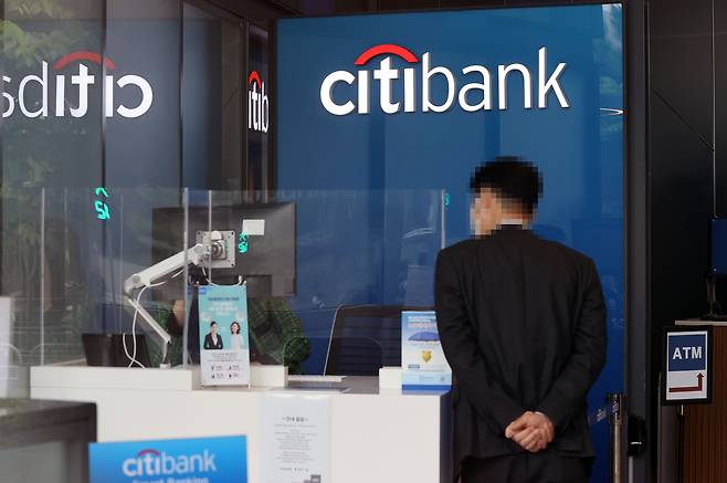 서울 신문로 한국씨티은행 본점 창구에서 한 고객이 은행 업무를 보고 있다. /연합뉴스