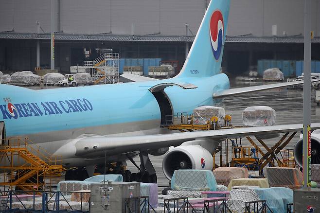 Incheon International Airport workers transport a shipment of the Moderna COVID-19 vaccine that arrived in South Korea on Monday at Incheon International Airport. (Yonhap News)