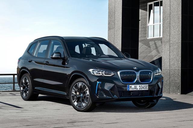 BMW의 새로운 디테일을 품은 전기-SAV, 2022 BMW iX3를 공개했다.