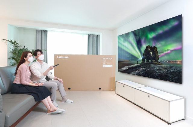 삼성전자 모델들이 2021년형 QLED TV를 시청하고 있다./사진제공=삼성전자