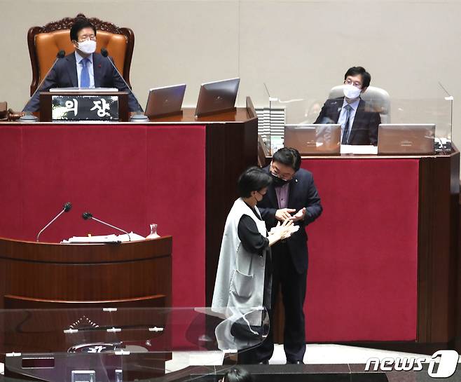 윤희숙 국민의힘 의원이 12일 새벽 국회 본회의에서 국정원법 개정안에 대한 무제한 토론(필리버스터) 중 김성원 원내수석부대표와 대화하고 있다. 2020.12.12/뉴스1 © News1 박세연 기자