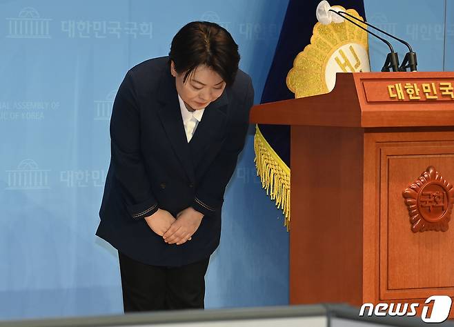 국민의힘 대선 주자인 윤희숙 의원이 25일 오전 국회 소통관에서 대선 경선 및 의원직 사퇴 의사를 밝힌 뒤 인사를 하고 있다. 윤 의원은 이날 기자회견을 통해 "전 이 시간 부로 대통령 후보 경선을 향한 여정을 멈추겠다＂며 ＂또 국회의원직도 다시 서초갑 지역구민과 국민들께 돌려드리겠다＂고 말했다. 2021.8.25/뉴스1 © News1 이동해 기자