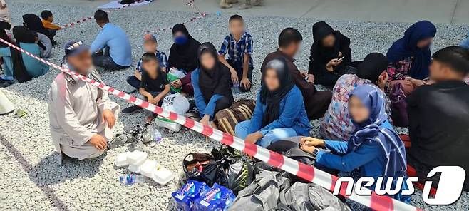 外交部はその間アプガニスタンで我が政府活動を支援して来た現地人職員そして連れ合い, 未成年お子さん, 親など 380余人が来る 26日国内に到着すると 25日伝えた. 国内に入国するアフガン人たちが身元確認を終えた後韓国空軍輸送機搭乗を待っている. (外交部提供) 2021.8.25/ニュース1