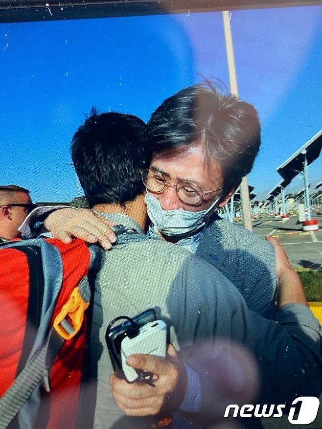외교부는 그간 아프가니스탄에서 우리 정부 활동을 지원해온 현지인 직원 그리고 배우자, 미성년 자녀, 부모 등 380여 명이 오는 26일 국내에 도착한다고 25일 전했다. 김일응 주아프가니스탄 공사참사관이 한 아프간인과 포옹하고 있다. (외교부 제공) 2021.8.25/뉴스1