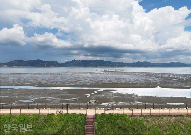 고창갯벌은 고창 심원면과 바다 건너 부안 변산반도 사이 곰소만을 아우르는 광활한 지역이다.