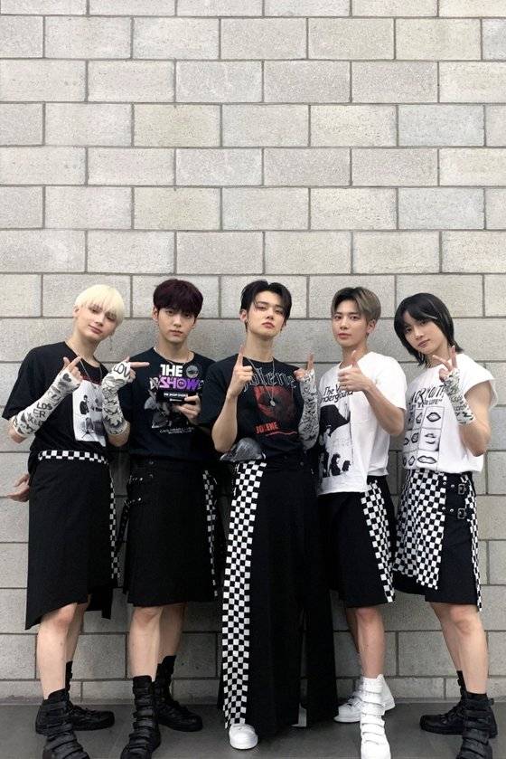 '투모로우바이투게더'