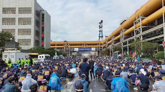 25일 오후 충남 당진시 현대제철 당진제철소에서 비정규직지회 노조원 1400여 명이 직고용 등을 요구하며 집회를 열고 있다. 신진호 기자