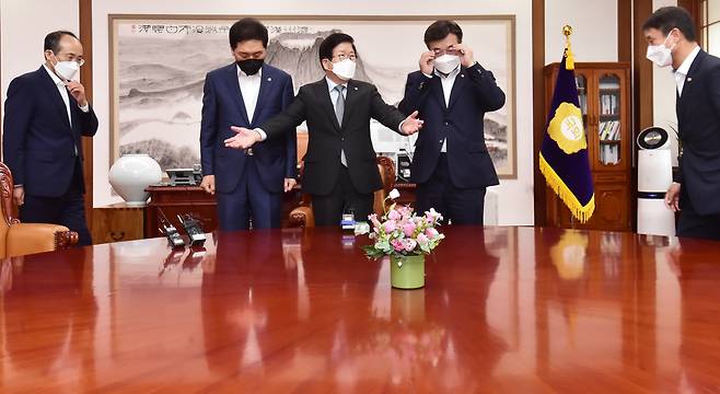 National Assembly Speaker Park Byeong-seug (center) holds a meeting with Democratic Party of Korea Floor Leader Rep. Yun Ho-jung (second from right) and People Power Party Floor Leader Rep. Kim Gi-hyeon (second from left) on Wednesday. (Yonhap)
