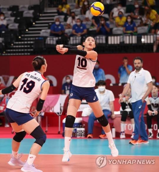 도쿄올림픽 여자 배구 한국과 브라질의 준결승전에서 한국의 김연경이 1세트 넘어온 공을 언더핸드 패스로 처리하고 있다.[도쿄=연합뉴스 자료사진]