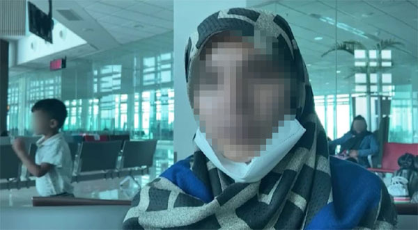 이슬라마바드 공항에서 한국행 수송기에 타기위해 대기중인 여성 A씨  [사진 제공 = 외교부]