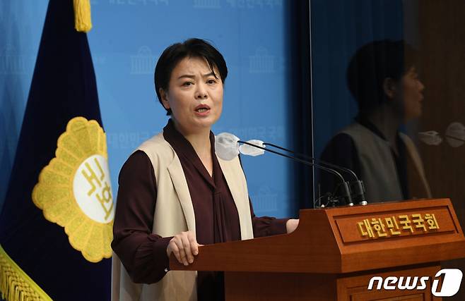 (서울=뉴스1) 오대일 기자 = 윤희숙 국민의힘 의원이 지난달 2일 오전 서울 여의도 국회 소통관에서 대선 출마 선언을 하고 있다.