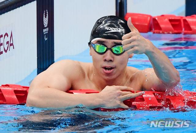 [도쿄(일본)=뉴시스] 사진공동취재단 = 25일 오후 도쿄 아쿠아틱센터에서 열린 2020 도쿄 패럴림픽 수영 남자 100m 접영(S14) 결승전에 출전한 한국 조원상이 7위를 차지한 뒤 챔피언을 향해 엄지를 들어보이며 축하해주고 있다. 2021.08.25. photo@newsis.com