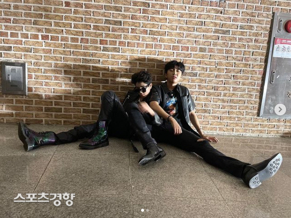 Trot Singer Jung Dong-won posted several photos on his SNS Instagram on the 25th with an article entitled Tonight at 10 pm King Sejong Institute!In the photo, Jung Dong-won, Lim Young-woong, Young-tak, Lee Chan-won, Jang Min-ho and Kim Hee-jae dressed in torn jeans, leather costumes, boots and sneakers reminiscent of rock bands are taking pose against the wall.In particular, Lim Young-woong and Jung Dong-won sit on the floor and stretch their legs and take a pose, which reminds me of the music video shooting scene of Idol.Jung Dong-won wrote a sunglass and posted a solo picture appearing in the smoke.The netizens responded that this brother is getting cooler, Idol La Pose, Skin clothes and sunglass are too cool and La Pose is cool.On the 63rd episode of the TV Chosun Mulberry Monkey School: Life School, a special feature of Legendary Bandbook will be drawn.On this day, TOP6, including Jung Dong-won and Lim Young-woongg, formed a mulberry band and announced that they will show the stage of the previous class of collabor with rockers such as legendary band Novasonic - Park Wan-gyu - Hong Kyung-min - Yu Ji-jin - Lee Ji-hoon - Chungmo.