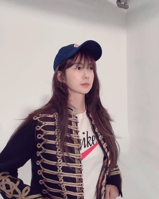 On the morning of the 25th, Lee Yo-won posted a picture on his Instagram without any explanation.Lee Yo-won, in the photo, poses in a T-shirt and a hat in a studio, and his neat appearance, which seems to have forgotten his age, attracts the attention of viewers.Lee Yo-won, who was born in 1980 and is 41 years old, debuted in 1997. In 2003, he married Park Jin-woo, a professional golfer, and has two daughters and a son.He has been resting since the 2019 drama Running Investigator and Imong, and he has been cast as a starring role in the JTBC drama Green Mothers Club scheduled to air in 2022.Recently, he has renewed his contract with his agency management district and has continued his long friendship.Photo: Lee Yo-won Instagram